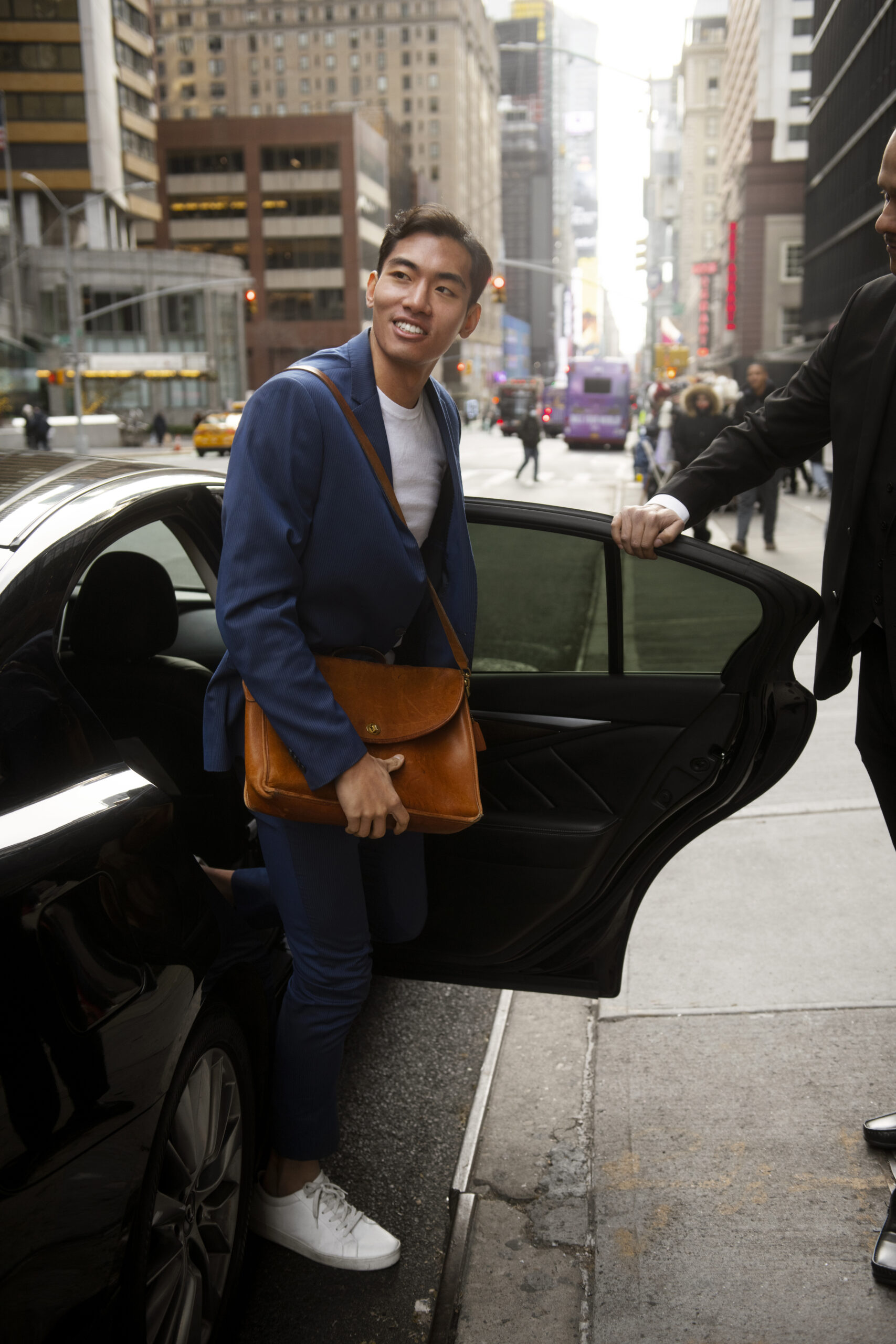 taxi-driver-getting-ready-customer (1)
